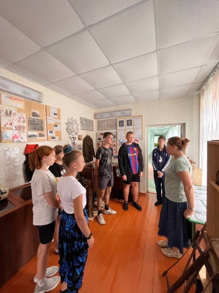 Экскурсия в школьный музей в преддверии 80-й годовщины Курской битвы и Прохоровского танкового сражения.