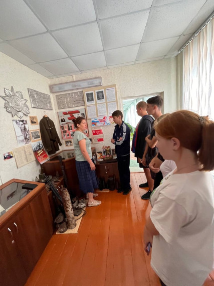 Экскурсия в школьный музей в преддверии 80-й годовщины Курской битвы и Прохоровского танкового сражения.
